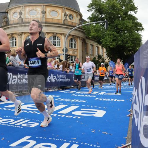 29.06.2025 - hella hamburg halbmarathon Strokosch-Dieckow http://msf.ph/oto/8294443 29.06.2025 10:51:15 Ziel 1461, 1817, 2364, 2636, 2718, 4404, 4814, 5600, 6027, 6657, 6776, 8316, 8930, 8989, 9476, 10480, 10667, 10868, 11124, 11512, 11625, 11733, 12016, 13047, 13073, 14865, 14994, 15480, 17530, 17823, 18019, 18489 meine-sportfotos.de