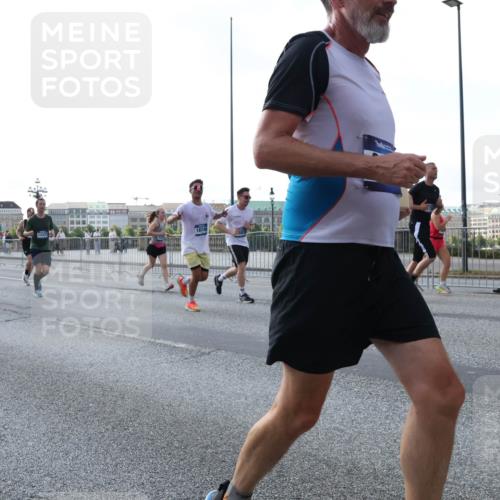 29.06.2025 - hella hamburg halbmarathon Lena Gebhardt http://msf.ph/oto/8294482 29.06.2025 09:59:03 Lombardsbrücke 1715, 1972, 12527, 18746, 1410, 1485, 1506, 1715, 1719, 1727, 1946, 1951, 1972, 2518, 2741, 2840, 2883, 2907, 2911, 3037, 3112, 3334, 3715, 3952, 4120, 4152, 4167, 4467, 4839, 5077, 5084, 5391, 5420, 5457, 5458, 5492, 5866, 6294, 6390, 6399, 6592, 6629, 6657, 6759, 6877, 7033, 7082, 7129, 7130, 7232, 7369, 7395, 7716, 7732, 7864, 8068, 8322, 8509, 8639, 8721, 8772, 8798, 9655, 9727, 9770, 9884, 10266, 10488 meine-sportfotos.de