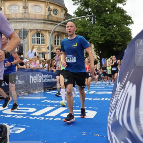 29.06.2025 - hella hamburg halbmarathon Strokosch-Dieckow http://msf.ph/oto/8294573 29.06.2025 10:51:19 Ziel 1461, 1817, 2364, 2411, 2636, 2718, 2946, 4404, 4814, 5600, 5820, 6657, 6776, 8316, 8930, 8989, 9214, 9476, 9656, 10480, 10667, 11124, 11422, 11512, 11625, 12016, 13047, 13792, 14865, 14994, 15871, 15950, 16357, 18019, 18489 meine-sportfotos.de