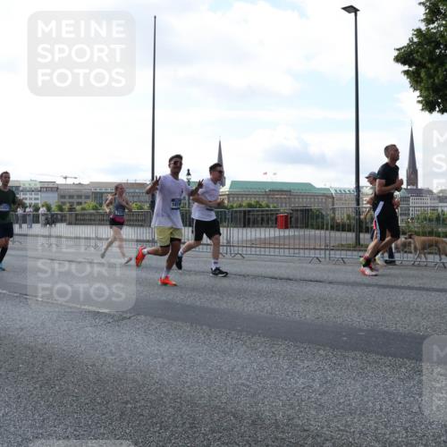 29.06.2025 - hella hamburg halbmarathon Lena Gebhardt http://msf.ph/oto/8294613 29.06.2025 09:59:03 Lombardsbrücke 1972, 12527, 18741, 1410, 1485, 1506, 1715, 1719, 1727, 1946, 1951, 1972, 2518, 2741, 2840, 2883, 2907, 2911, 3037, 3112, 3334, 3715, 3952, 4120, 4152, 4167, 4467, 4839, 5077, 5084, 5391, 5420, 5457, 5458, 5492, 5866, 6294, 6390, 6399, 6592, 6629, 6657, 6759, 6877, 7033, 7082, 7129, 7130, 7232, 7369, 7395, 7716, 7732, 7864, 8068, 8322, 8509, 8639, 8721, 8772, 8798, 9655, 9727, 9770, 9884, 10266, 10488 meine-sportfotos.de