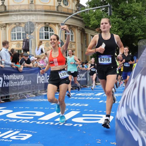 29.06.2025 - hella hamburg halbmarathon Strokosch-Dieckow http://msf.ph/oto/8294681 29.06.2025 10:51:20 Ziel 1461, 1817, 2364, 2411, 2636, 2718, 2946, 4814, 5820, 6657, 6776, 8316, 8930, 8989, 9214, 9476, 9656, 10480, 10667, 11124, 11422, 11512, 11625, 12016, 13047, 13792, 14865, 14994, 15871, 15950, 16357, 17131, 18019, 18489 meine-sportfotos.de