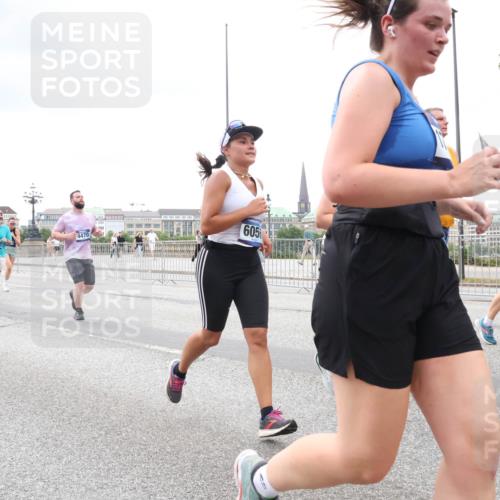 29.06.2025 - hella hamburg halbmarathon Lena Gebhardt http://msf.ph/oto/8294700 29.06.2025 10:56:02 Lombardsbrücke 4265, 4470, 605, 1616, 1738, 1909, 2095, 2793, 3101, 3244, 3257, 3268, 4083, 4265, 4354, 4470, 4473, 4836, 4896, 5220, 5222, 5306, 5575, 5580, 5757, 5994, 6055, 6056, 6113, 6257, 6494, 6594, 6968, 7025, 7028, 7516, 7548, 7616, 7969, 8005, 8110, 8305, 8517, 8527, 8532, 8533, 8648, 9435, 9548, 9606, 9838, 9861, 9865, 9948, 9953, 9956, 10094, 10436, 10438, 10449, 10593, 10640, 10740, 10784, 10987, 11903, 11962, 11963, 12695 meine-sportfotos.de