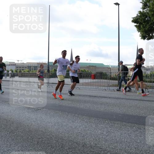 29.06.2025 - hella hamburg halbmarathon Lena Gebhardt http://msf.ph/oto/8294758 29.06.2025 09:59:03 Lombardsbrücke 18746, 12527, 1972, 1410, 1485, 1506, 1715, 1719, 1727, 1946, 1951, 1972, 2518, 2741, 2840, 2883, 2907, 2911, 3037, 3112, 3334, 3715, 3952, 4120, 4152, 4167, 4467, 4839, 5077, 5084, 5391, 5420, 5457, 5458, 5492, 5866, 6294, 6390, 6399, 6592, 6629, 6657, 6759, 6877, 7033, 7082, 7129, 7130, 7232, 7369, 7395, 7716, 7732, 7864, 8068, 8322, 8509, 8639, 8721, 8772, 8798, 9655, 9727, 9770, 9884, 10266, 10488 meine-sportfotos.de