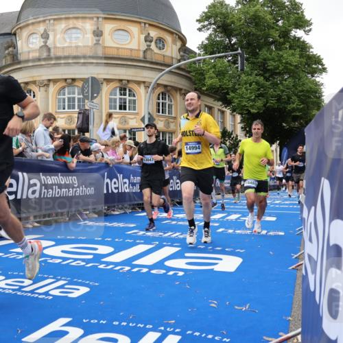 29.06.2025 - hella hamburg halbmarathon Strokosch-Dieckow http://msf.ph/oto/8294809 29.06.2025 10:51:23 Ziel 1335, 1817, 2364, 2411, 2636, 2718, 2946, 4814, 5820, 6657, 6776, 7943, 8316, 8989, 9214, 9656, 10480, 10667, 11124, 11422, 12016, 13047, 13403, 13792, 14865, 14994, 15871, 15950, 16357, 17131, 18019, 18489 meine-sportfotos.de