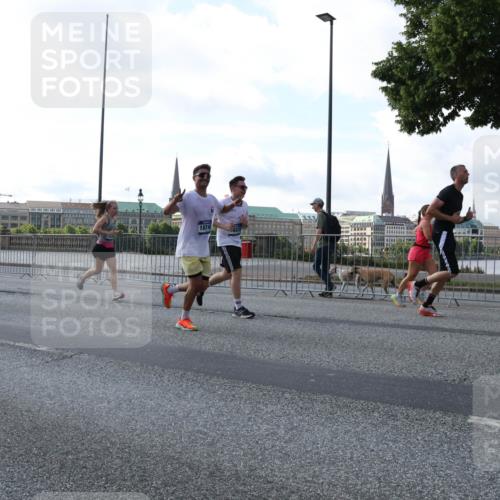 29.06.2025 - hella hamburg halbmarathon Lena Gebhardt http://msf.ph/oto/8294828 29.06.2025 09:59:03 Lombardsbrücke 1972, 12527, 18746, 1410, 1485, 1506, 1715, 1719, 1727, 1946, 1951, 1972, 2518, 2741, 2840, 2883, 2907, 2911, 3037, 3112, 3334, 3715, 3952, 4120, 4152, 4167, 4467, 4839, 5077, 5084, 5391, 5420, 5457, 5458, 5492, 5866, 6294, 6390, 6399, 6592, 6629, 6657, 6759, 6877, 7033, 7082, 7129, 7130, 7232, 7369, 7395, 7716, 7732, 7864, 8068, 8322, 8509, 8639, 8721, 8772, 8798, 9655, 9727, 9770, 9884, 10266, 10488 meine-sportfotos.de