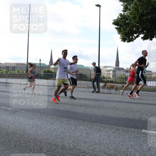 29.06.2025 - hella hamburg halbmarathon Lena Gebhardt http://msf.ph/oto/8294883 29.06.2025 09:59:03 Lombardsbrücke 16467, 12527, 1874, 1410, 1485, 1506, 1715, 1719, 1727, 1946, 1951, 1972, 2518, 2741, 2840, 2883, 2907, 2911, 3037, 3112, 3334, 3715, 3952, 4120, 4152, 4167, 4467, 4839, 5077, 5084, 5391, 5420, 5457, 5458, 5492, 5866, 6294, 6390, 6399, 6592, 6629, 6657, 6759, 6877, 7033, 7082, 7129, 7130, 7232, 7369, 7395, 7716, 7732, 7864, 8068, 8322, 8509, 8639, 8721, 8772, 8798, 9655, 9727, 9770, 9884, 10266, 10488 meine-sportfotos.de