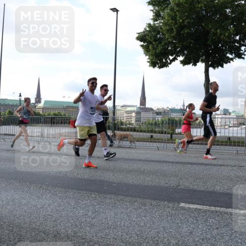 29.06.2025 - hella hamburg halbmarathon Lena Gebhardt http://msf.ph/oto/8294955 29.06.2025 09:59:04 Lombardsbrücke 12527, 7232, 187, 18, 1410, 1485, 1506, 1715, 1719, 1727, 1946, 1951, 1972, 2741, 2840, 2883, 2907, 2911, 3037, 3112, 3334, 3715, 3952, 4120, 4167, 4467, 4839, 5077, 5084, 5391, 5420, 5457, 5458, 5492, 5866, 6294, 6390, 6399, 6416, 6629, 6657, 6759, 6877, 7033, 7037, 7082, 7129, 7130, 7232, 7369, 7395, 7716, 7732, 7864, 8068, 8322, 8509, 8639, 8721, 8772, 8798, 9655, 9727, 9770, 9884, 10266, 10488 meine-sportfotos.de