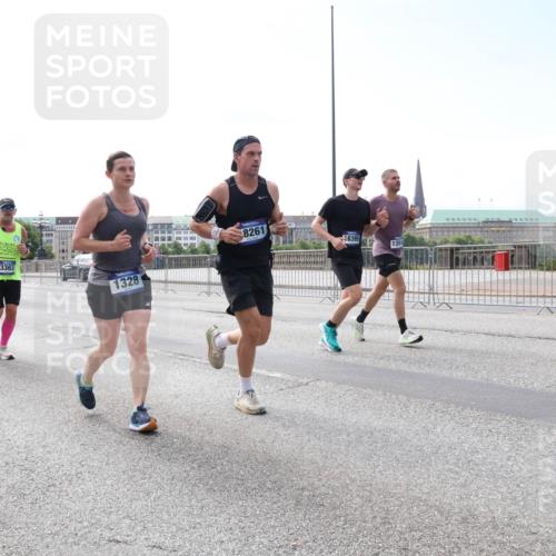 29.06.2025 - hella hamburg halbmarathon Lena Gebhardt http://msf.ph/oto/8295001 29.06.2025 10:11:58 Lombardsbrücke 1062, 1328, 1531, 1790, 1866, 1992, 2661, 3363, 4227, 5379, 5605, 7474, 7571, 8115, 8807, 8810, 9191, 9253, 9428, 9705, 10042, 10409, 10428, 11321, 11507, 11509, 11525, 11537, 11581, 11917, 12473, 13171, 13177, 13203, 13542, 13939, 13958, 14008, 14060, 14196, 14313, 14384, 15137, 15945, 16379, 16976, 17080, 17638, 17774, 17866, 18261, 18278, 18395, 18429, 18655 meine-sportfotos.de