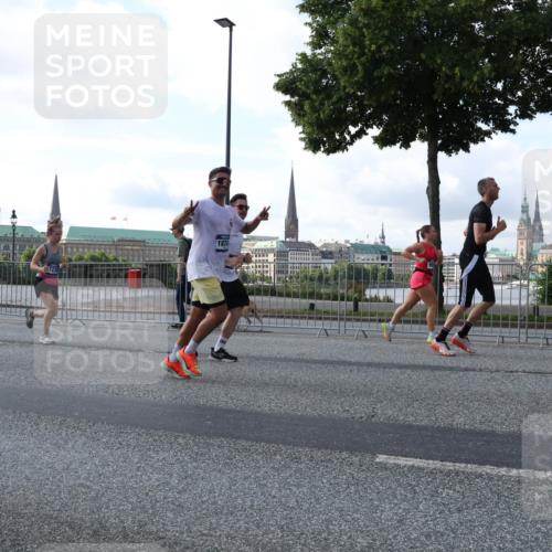29.06.2025 - hella hamburg halbmarathon Lena Gebhardt http://msf.ph/oto/8295007 29.06.2025 09:59:04 Lombardsbrücke 12527, 1874, 1410, 1485, 1506, 1715, 1719, 1727, 1946, 1951, 1972, 2741, 2840, 2883, 2907, 2911, 3037, 3112, 3334, 3715, 3952, 4120, 4167, 4467, 4839, 5077, 5084, 5391, 5420, 5457, 5458, 5492, 5866, 6294, 6390, 6399, 6416, 6629, 6657, 6759, 6877, 7033, 7037, 7082, 7129, 7130, 7232, 7369, 7395, 7716, 7732, 7864, 8068, 8322, 8509, 8639, 8721, 8772, 8798, 9655, 9727, 9770, 9884, 10266, 10488 meine-sportfotos.de