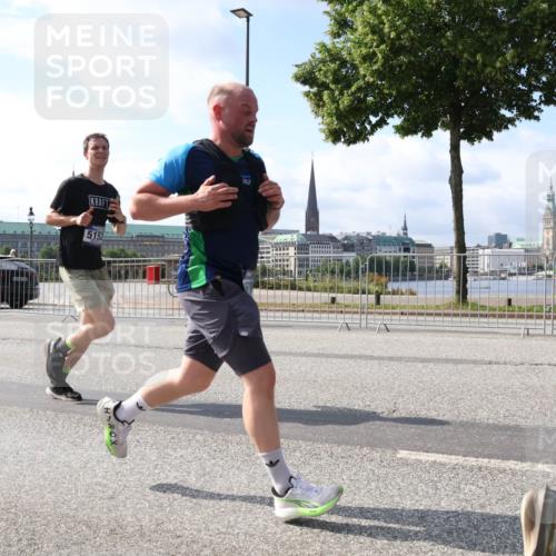 29.06.2025 - hella hamburg halbmarathon Lena Gebhardt http://msf.ph/oto/8295061 29.06.2025 09:46:40 Lombardsbrücke 5152, 1053, 1344, 1889, 2243, 3843, 3955, 4477, 4944, 5042, 5048, 5152, 5660, 6683, 7080, 7466, 7534, 7622, 7628, 7845, 7867, 7901, 8312, 8784, 8864, 8956, 10298, 10477, 10865, 10927, 10929, 11230, 11282, 11304, 11661, 11833, 11898, 12447, 12899, 12987, 13199, 13252, 13493, 13494, 13617, 13729, 13961, 14276, 14310, 15391, 15689, 15902, 16065, 16140, 16243, 16580, 16811, 16931, 16957, 17213 meine-sportfotos.de