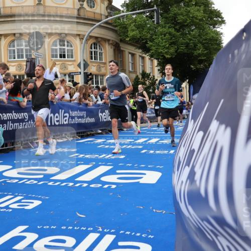 29.06.2025 - hella hamburg halbmarathon Strokosch-Dieckow http://msf.ph/oto/8295077 29.06.2025 10:51:28 Ziel 1335, 2364, 2411, 2946, 5008, 5820, 7943, 8989, 9214, 9656, 10691, 11124, 11422, 13403, 13792, 15871, 15950, 16357, 17131, 18489, 19007 meine-sportfotos.de