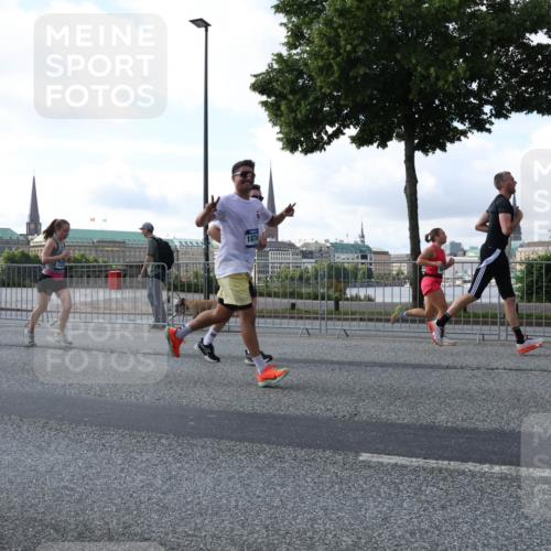 29.06.2025 - hella hamburg halbmarathon Lena Gebhardt http://msf.ph/oto/8295091 29.06.2025 09:59:04 Lombardsbrücke 12527, 1874, 1410, 1485, 1506, 1715, 1719, 1727, 1946, 1951, 1972, 2741, 2840, 2883, 2907, 2911, 3037, 3112, 3334, 3715, 3952, 4120, 4167, 4467, 4839, 5077, 5084, 5391, 5420, 5457, 5458, 5492, 5866, 6294, 6390, 6399, 6416, 6629, 6657, 6759, 6877, 7033, 7037, 7082, 7129, 7130, 7232, 7369, 7395, 7716, 7732, 7864, 8068, 8322, 8509, 8639, 8721, 8772, 8798, 9655, 9727, 9770, 9884, 10266, 10488 meine-sportfotos.de
