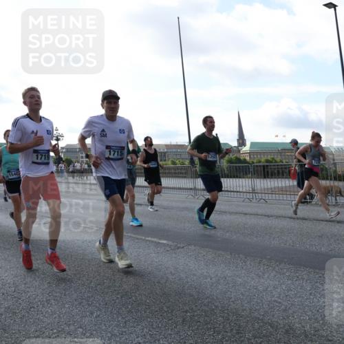 29.06.2025 - hella hamburg halbmarathon Lena Gebhardt http://msf.ph/oto/8295139 29.06.2025 09:59:04 Lombardsbrücke 18133, 1540, 1719, 1715, 1252, 16467, 7232, 72, 1410, 1485, 1506, 1715, 1719, 1727, 1946, 1951, 1972, 2741, 2840, 2883, 2907, 2911, 3037, 3112, 3334, 3715, 3952, 4120, 4167, 4467, 4839, 5077, 5084, 5391, 5420, 5457, 5458, 5492, 5866, 6294, 6390, 6399, 6416, 6629, 6657, 6759, 6877, 7033, 7037, 7082, 7129, 7130, 7232, 7369, 7395, 7716, 7732, 7864, 8068, 8322, 8509, 8639, 8721, 8772, 8798, 9655, 9727, 9770, 9884, 10266, 10488 meine-sportfotos.de