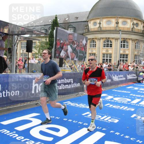 29.06.2025 - hella hamburg halbmarathon Michael Strokosch http://msf.ph/oto/8295144 29.06.2025 10:56:53 Ziel 1955, 2378, 2741, 3836, 5418, 6835, 7716, 8825, 13816, 14461, 15431, 16008, 16009, 16679, 17133 meine-sportfotos.de