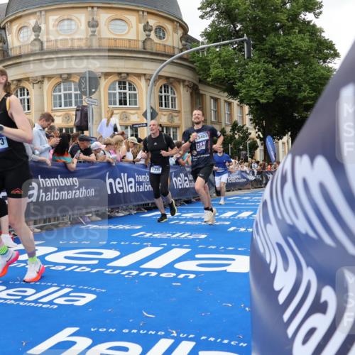 29.06.2025 - hella hamburg halbmarathon Strokosch-Dieckow http://msf.ph/oto/8295171 29.06.2025 10:51:31 Ziel 1335, 2946, 5008, 5820, 7943, 9656, 10691, 11422, 13327, 13403, 13792, 14012, 15871, 15950, 17131, 19007, 19020 meine-sportfotos.de