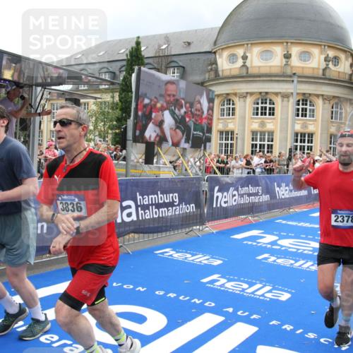 29.06.2025 - hella hamburg halbmarathon Michael Strokosch http://msf.ph/oto/8295216 29.06.2025 10:56:53 Ziel 1955, 2378, 2741, 3836, 5418, 6835, 7716, 8825, 13816, 14461, 15431, 16008, 16009, 16679, 17133 meine-sportfotos.de