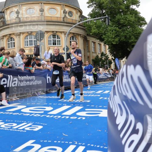 29.06.2025 - hella hamburg halbmarathon Strokosch-Dieckow http://msf.ph/oto/8295221 29.06.2025 10:51:31 Ziel 1335, 2946, 5008, 5820, 7943, 9656, 10691, 11422, 13327, 13403, 13792, 14012, 15871, 15950, 17131, 19007, 19020 meine-sportfotos.de