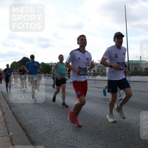 29.06.2025 - hella hamburg halbmarathon Lena Gebhardt http://msf.ph/oto/8295236 29.06.2025 09:59:05 Lombardsbrücke 1154, 18133, 15407, 719, 12527, 1410, 1485, 1506, 1715, 1719, 1727, 1946, 1951, 1972, 2741, 2840, 2883, 2907, 2911, 3037, 3112, 3334, 3715, 3952, 4120, 4167, 4467, 4839, 5077, 5084, 5391, 5420, 5457, 5458, 5492, 5866, 6294, 6390, 6399, 6416, 6629, 6657, 6759, 6877, 7033, 7037, 7082, 7129, 7130, 7232, 7369, 7395, 7716, 7732, 7864, 8068, 8322, 8509, 8639, 8721, 8772, 8798, 9655, 9727, 9770, 9884, 9922, 10266, 10488 meine-sportfotos.de