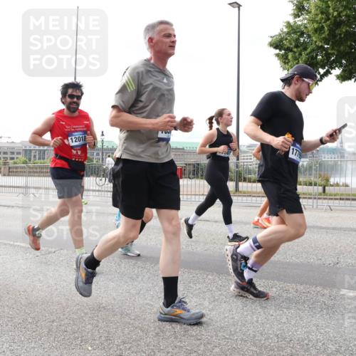 29.06.2025 - hella hamburg halbmarathon Lena Gebhardt http://msf.ph/oto/8295267 29.06.2025 10:21:29 Lombardsbrücke 3817, 16107, 12018, 1028, 1072, 1266, 1401, 1658, 1668, 2271, 2383, 2635, 2815, 2956, 2986, 3122, 3161, 3453, 3770, 3817, 3825, 3826, 4375, 4376, 4697, 4786, 5061, 5122, 5373, 5395, 5412, 5493, 5759, 5767, 5957, 6086, 6103, 6275, 6308, 6475, 6844, 7228, 7375, 7522, 7553, 7608, 7612, 7781, 8095, 8286, 8715, 8726, 8844, 8896, 9100, 9108, 9369, 9483, 9499, 9501, 9532, 9624, 10374, 10602, 10874, 11698, 12175, 12694, 13057, 13508 meine-sportfotos.de