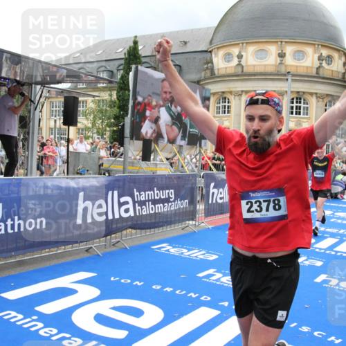 29.06.2025 - hella hamburg halbmarathon Michael Strokosch http://msf.ph/oto/8295280 29.06.2025 10:56:54 Ziel 1955, 2378, 2741, 3836, 5418, 6835, 7716, 8825, 13816, 14461, 16008, 16009, 16620, 16679, 17133 meine-sportfotos.de