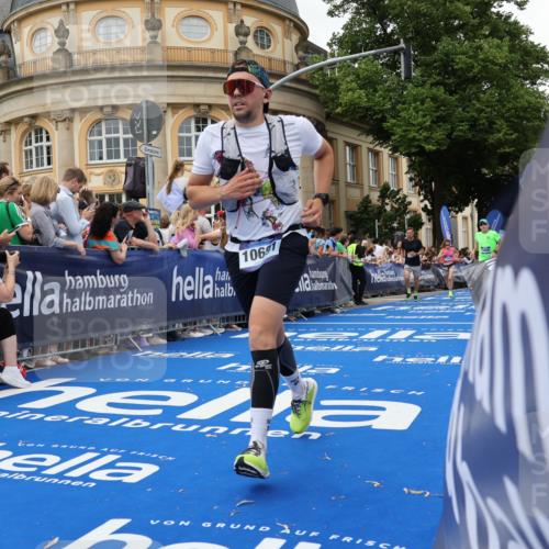 29.06.2025 - hella hamburg halbmarathon Strokosch-Dieckow http://msf.ph/oto/8295292 29.06.2025 10:51:35 Ziel 1335, 5008, 7943, 10691, 13327, 13403, 14012, 14458, 15496, 15899, 19007, 19020 meine-sportfotos.de
