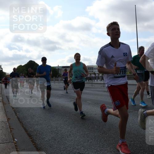 29.06.2025 - hella hamburg halbmarathon Lena Gebhardt http://msf.ph/oto/8295293 29.06.2025 09:59:05 Lombardsbrücke 1972, 171, 1410, 1485, 1506, 1715, 1719, 1727, 1946, 1951, 1972, 2741, 2840, 2883, 2907, 2911, 3037, 3112, 3334, 3715, 3952, 4120, 4167, 4467, 4839, 5077, 5084, 5391, 5420, 5457, 5458, 5492, 5866, 6294, 6390, 6399, 6416, 6629, 6657, 6759, 6877, 7033, 7037, 7082, 7129, 7130, 7232, 7369, 7395, 7716, 7732, 7864, 8068, 8322, 8509, 8639, 8721, 8772, 8798, 9655, 9727, 9770, 9884, 9922, 10266, 10488 meine-sportfotos.de