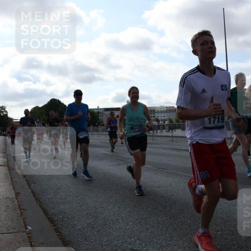 29.06.2025 - hella hamburg halbmarathon Lena Gebhardt http://msf.ph/oto/8295344 29.06.2025 09:59:05 Lombardsbrücke 11542, 18133, 15407, 1719, 1715, 1410, 1485, 1506, 1715, 1719, 1727, 1946, 1951, 1972, 2741, 2840, 2883, 2907, 2911, 3037, 3112, 3334, 3715, 3952, 4120, 4167, 4467, 4839, 5077, 5084, 5391, 5420, 5457, 5458, 5492, 5866, 6294, 6390, 6399, 6416, 6629, 6657, 6759, 6877, 7033, 7037, 7082, 7129, 7130, 7232, 7369, 7395, 7716, 7732, 7864, 8068, 8322, 8509, 8639, 8721, 8772, 8798, 9655, 9727, 9770, 9884, 9922, 10266, 10488 meine-sportfotos.de