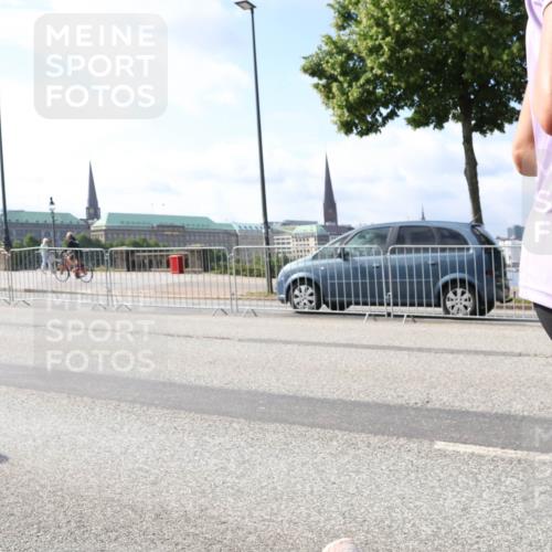 29.06.2025 - hella hamburg halbmarathon Lena Gebhardt http://msf.ph/oto/8295361 29.06.2025 09:46:42 Lombardsbrücke 1053, 1344, 1411, 1577, 1889, 2243, 3843, 3955, 4477, 4944, 5048, 5152, 5193, 5660, 6683, 7080, 7466, 7534, 7622, 7628, 7845, 7867, 7901, 8312, 8323, 8784, 8864, 8956, 10298, 10477, 10865, 10927, 10929, 11230, 11304, 11661, 11898, 12447, 12899, 12987, 13199, 13252, 13493, 13494, 13617, 13729, 13961, 14276, 14310, 15391, 15902, 16065, 16140, 16243, 16811, 16931, 16957, 17213 meine-sportfotos.de