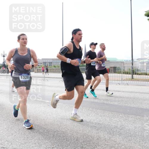 29.06.2025 - hella hamburg halbmarathon Lena Gebhardt http://msf.ph/oto/8295365 29.06.2025 10:11:58 Lombardsbrücke 1062, 1328, 1531, 1790, 1866, 1992, 2661, 3363, 4227, 5379, 5605, 7474, 7571, 8115, 8807, 8810, 9191, 9253, 9428, 9705, 10042, 10409, 10428, 11321, 11507, 11509, 11525, 11537, 11581, 11917, 12473, 13171, 13177, 13203, 13542, 13939, 13958, 14008, 14060, 14196, 14313, 14384, 15137, 15945, 16379, 16976, 17080, 17638, 17774, 17866, 18261, 18278, 18395, 18429, 18655 meine-sportfotos.de