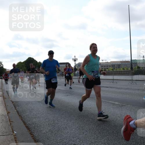 29.06.2025 - hella hamburg halbmarathon Lena Gebhardt http://msf.ph/oto/8295392 29.06.2025 09:59:05 Lombardsbrücke 17383, 11542, 18133, 15407, 1410, 1485, 1506, 1715, 1719, 1727, 1946, 1951, 1972, 2741, 2840, 2883, 2907, 2911, 3037, 3112, 3334, 3715, 3952, 4120, 4167, 4467, 4839, 5077, 5084, 5391, 5420, 5457, 5458, 5492, 5866, 6294, 6390, 6399, 6416, 6629, 6657, 6759, 6877, 7033, 7037, 7082, 7129, 7130, 7232, 7369, 7395, 7716, 7732, 7864, 8068, 8322, 8509, 8639, 8721, 8772, 8798, 9655, 9727, 9770, 9884, 9922, 10266, 10488 meine-sportfotos.de