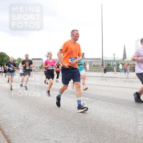 29.06.2025 - hella hamburg halbmarathon Lena Gebhardt http://msf.ph/oto/8295393 29.06.2025 10:56:04 Lombardsbrücke 16336, 17039, 17038, 18195, 42, 1445, 4470, 1113, 1738, 1909, 2095, 2793, 3101, 3244, 3257, 3268, 4083, 4265, 4354, 4470, 4473, 4836, 4896, 5220, 5222, 5306, 5575, 5580, 5693, 5757, 5994, 6055, 6056, 6113, 6257, 6494, 6594, 6968, 7025, 7028, 7516, 7616, 7969, 8005, 8110, 8305, 8517, 8527, 8532, 8533, 8648, 9435, 9548, 9606, 9838, 9861, 9865, 9948, 9953, 9956, 10094, 10436, 10438, 10449, 10593, 10640, 10740, 10784, 10987, 11903, 11962, 11963, 12695 meine-sportfotos.de