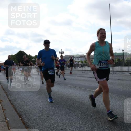 29.06.2025 - hella hamburg halbmarathon Lena Gebhardt http://msf.ph/oto/8295415 29.06.2025 09:59:06 Lombardsbrücke 17383, 11542, 18133, 15407, 1646, 1319, 1410, 1485, 1506, 1715, 1719, 1727, 1946, 1951, 1972, 2282, 2741, 2840, 2883, 2907, 2911, 3037, 3112, 3334, 3715, 3952, 4120, 4167, 4467, 4839, 5077, 5084, 5299, 5391, 5420, 5457, 5458, 5492, 5866, 6294, 6390, 6399, 6416, 6629, 6657, 7033, 7037, 7082, 7129, 7130, 7232, 7369, 7395, 7716, 7732, 7864, 8068, 8322, 8509, 8639, 8721, 8772, 8798, 9655, 9727, 9770, 9884, 9922, 10266, 10488 meine-sportfotos.de