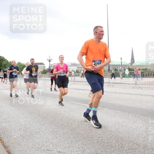 29.06.2025 - hella hamburg halbmarathon Lena Gebhardt http://msf.ph/oto/8295433 29.06.2025 10:56:05 Lombardsbrücke 17039, 17038, 14221, 279, 7516, 18195, 4265, 470, 1113, 1738, 1909, 2095, 2793, 3101, 3244, 3257, 3268, 4083, 4265, 4354, 4470, 4473, 4836, 4896, 5220, 5222, 5306, 5575, 5580, 5693, 5757, 5994, 6055, 6056, 6113, 6257, 6494, 6594, 6968, 7025, 7028, 7516, 7616, 7969, 8005, 8110, 8305, 8517, 8527, 8532, 8533, 8648, 9435, 9548, 9606, 9838, 9861, 9865, 9948, 9953, 9956, 10094, 10436, 10438, 10449, 10593, 10640, 10740, 10784, 10987, 11903, 11962, 11963, 12695 meine-sportfotos.de