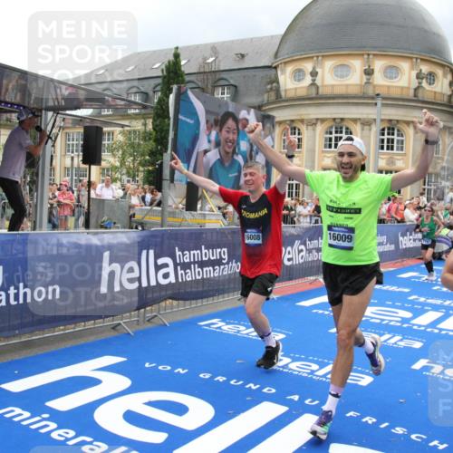 29.06.2025 - hella hamburg halbmarathon Michael Strokosch http://msf.ph/oto/8295445 29.06.2025 10:56:55 Ziel 1955, 2282, 2378, 2741, 2759, 3836, 5418, 6835, 7716, 13816, 15097, 16008, 16009, 16620, 16679, 17133 meine-sportfotos.de
