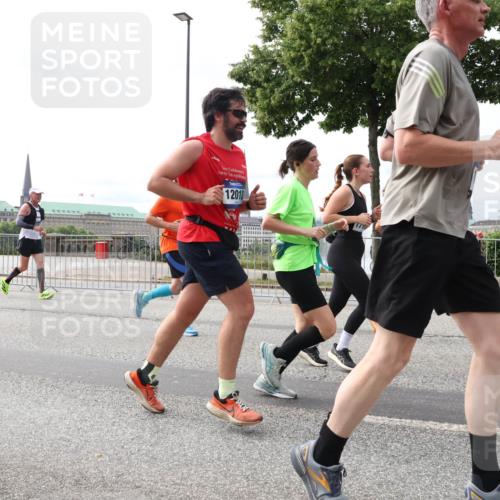 29.06.2025 - hella hamburg halbmarathon Lena Gebhardt http://msf.ph/oto/8295459 29.06.2025 10:21:30 Lombardsbrücke 12018, 1028, 1072, 1266, 1401, 1658, 1668, 2271, 2383, 2529, 2635, 2815, 2956, 2986, 3122, 3161, 3453, 3770, 3817, 3825, 3826, 4375, 4376, 4697, 4786, 5061, 5122, 5373, 5395, 5412, 5493, 5759, 5767, 5957, 6086, 6103, 6275, 6308, 6475, 6805, 6844, 7228, 7375, 7522, 7553, 7608, 7612, 7781, 8095, 8286, 8715, 8726, 8844, 8896, 9100, 9108, 9369, 9483, 9499, 9501, 9532, 9624, 10374, 10602, 10874, 11698, 12175, 13057, 13508 meine-sportfotos.de