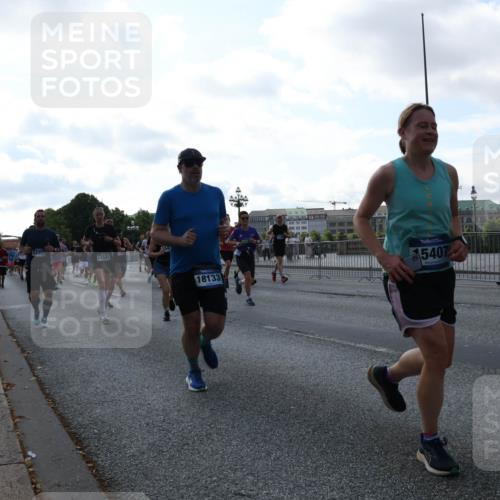 29.06.2025 - hella hamburg halbmarathon Lena Gebhardt http://msf.ph/oto/8295463 29.06.2025 09:59:06 Lombardsbrücke 17383, 11542, 18133, 35407, 16467, 1319, 1410, 1485, 1506, 1715, 1719, 1727, 1946, 1951, 1972, 2282, 2741, 2840, 2883, 2907, 2911, 3037, 3112, 3334, 3715, 3952, 4120, 4167, 4467, 4839, 5077, 5084, 5299, 5391, 5420, 5457, 5458, 5492, 5866, 6294, 6390, 6399, 6416, 6629, 6657, 7033, 7037, 7082, 7129, 7130, 7232, 7369, 7395, 7716, 7732, 7864, 8068, 8322, 8509, 8639, 8721, 8772, 8798, 9655, 9727, 9770, 9884, 9922, 10266, 10488 meine-sportfotos.de