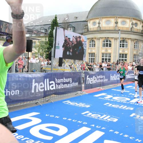 29.06.2025 - hella hamburg halbmarathon Michael Strokosch http://msf.ph/oto/8295480 29.06.2025 10:56:56 Ziel 1955, 2282, 2378, 2741, 2759, 5418, 6835, 7716, 11043, 13816, 15097, 16008, 16009, 16620, 16679 meine-sportfotos.de