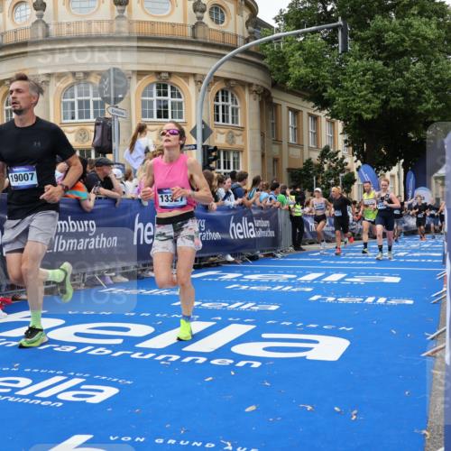 29.06.2025 - hella hamburg halbmarathon Strokosch-Dieckow http://msf.ph/oto/8295483 29.06.2025 10:51:39 Ziel 2396, 5008, 6286, 7224, 8710, 8819, 10691, 12224, 13327, 14012, 14458, 15496, 15727, 15831, 15899, 17682, 19007, 19020, 19053 meine-sportfotos.de