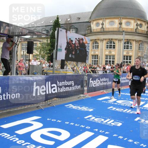 29.06.2025 - hella hamburg halbmarathon Michael Strokosch http://msf.ph/oto/8295505 29.06.2025 10:56:56 Ziel 1955, 2282, 2378, 2741, 2759, 5418, 6835, 7716, 11043, 13816, 15097, 16008, 16009, 16620, 16679 meine-sportfotos.de