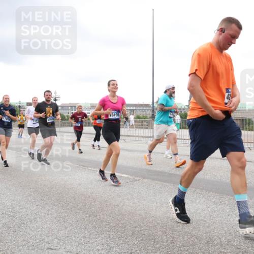 29.06.2025 - hella hamburg halbmarathon Lena Gebhardt http://msf.ph/oto/8295656 29.06.2025 10:56:05 Lombardsbrücke 8195, 1113, 1738, 1909, 2095, 2793, 3101, 3244, 3257, 3268, 4083, 4265, 4354, 4470, 4473, 4836, 4896, 5220, 5222, 5306, 5575, 5580, 5693, 5757, 5994, 6055, 6056, 6113, 6257, 6494, 6594, 6968, 7025, 7028, 7516, 7616, 7969, 8005, 8110, 8305, 8517, 8527, 8532, 8533, 8648, 9435, 9548, 9606, 9838, 9861, 9865, 9948, 9953, 9956, 10094, 10436, 10438, 10449, 10593, 10640, 10740, 10784, 10987, 11903, 11962, 11963, 12695 meine-sportfotos.de