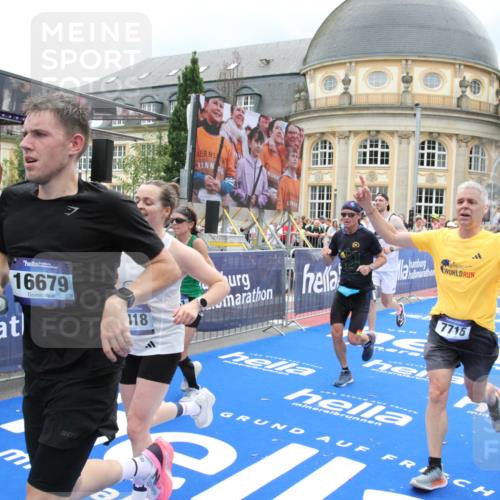 29.06.2025 - hella hamburg halbmarathon Michael Strokosch http://msf.ph/oto/8295661 29.06.2025 10:56:58 Ziel 1955, 2282, 2741, 2759, 5033, 5418, 6835, 7716, 8669, 11043, 11212, 14678, 15097, 16620, 16679 meine-sportfotos.de
