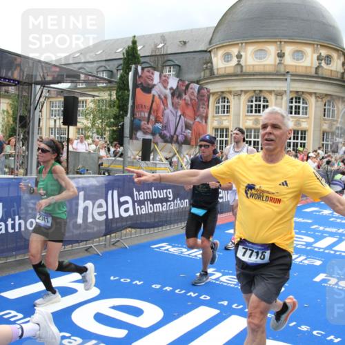 29.06.2025 - hella hamburg halbmarathon Michael Strokosch http://msf.ph/oto/8295704 29.06.2025 10:56:58 Ziel 1955, 2282, 2741, 2759, 5033, 5418, 6835, 7716, 8669, 11043, 11212, 14678, 15097, 16620, 16679 meine-sportfotos.de