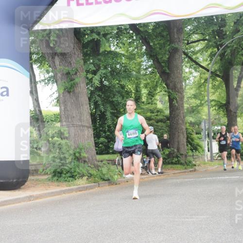 29.06.2025 - hella hamburg halbmarathon KatJ http://msf.ph/oto/8295744 29.06.2025 10:13:31 Zwischen KM18-KM19 6699 meine-sportfotos.de