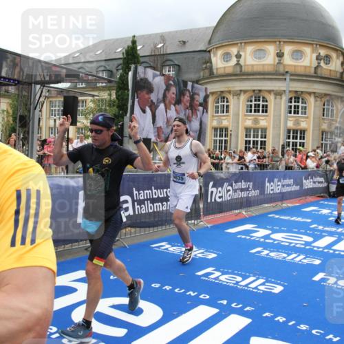 29.06.2025 - hella hamburg halbmarathon Michael Strokosch http://msf.ph/oto/8295752 29.06.2025 10:56:59 Ziel 1955, 2282, 2741, 2759, 5033, 5418, 6835, 7716, 8669, 11043, 11212, 11638, 14678, 15097, 16470, 16620, 16679 meine-sportfotos.de