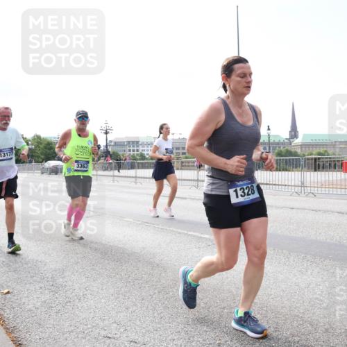 29.06.2025 - hella hamburg halbmarathon Lena Gebhardt http://msf.ph/oto/8295804 29.06.2025 10:11:59 Lombardsbrücke 1062, 1328, 1531, 1790, 1866, 1992, 2661, 3363, 4227, 5379, 5605, 7474, 7571, 8115, 8807, 8810, 9191, 9253, 9428, 9705, 10042, 10409, 10428, 11321, 11507, 11509, 11525, 11537, 11581, 11917, 12473, 13171, 13177, 13203, 13542, 13939, 13958, 14008, 14060, 14196, 14313, 14384, 15137, 15945, 16379, 16976, 17080, 17638, 17774, 17866, 18261, 18278, 18395, 18429, 18655 meine-sportfotos.de