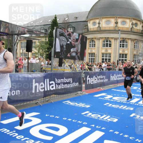 29.06.2025 - hella hamburg halbmarathon Michael Strokosch http://msf.ph/oto/8295805 29.06.2025 10:56:59 Ziel 1955, 2282, 2741, 2759, 5033, 5418, 6835, 7716, 8669, 11043, 11212, 11638, 14678, 15097, 16470, 16620, 16679 meine-sportfotos.de