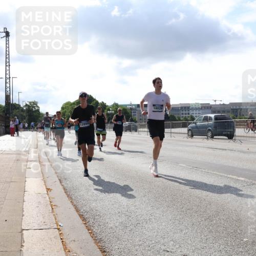 29.06.2025 - hella hamburg halbmarathon Lena Gebhardt http://msf.ph/oto/8295810 29.06.2025 09:46:43 Lombardsbrücke 12899, 18026, 1053, 1344, 1411, 1577, 1889, 2243, 3955, 4477, 4944, 5048, 5152, 5193, 5660, 6683, 7080, 7466, 7534, 7622, 7628, 7845, 7867, 7901, 8312, 8323, 8784, 8864, 8956, 10298, 10477, 10865, 10927, 10929, 11230, 11304, 11661, 11898, 12447, 12899, 12987, 13199, 13252, 13493, 13494, 13617, 13729, 13961, 14276, 14310, 14385, 15391, 15902, 16065, 16140, 16243, 16811, 16931, 16957, 17213 meine-sportfotos.de
