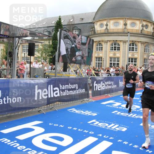 29.06.2025 - hella hamburg halbmarathon Michael Strokosch http://msf.ph/oto/8295834 29.06.2025 10:57:00 Ziel 1955, 2282, 2741, 2759, 4299, 5033, 5418, 6835, 7716, 8669, 11043, 11212, 11638, 14678, 15097, 16470, 16620, 19091 meine-sportfotos.de