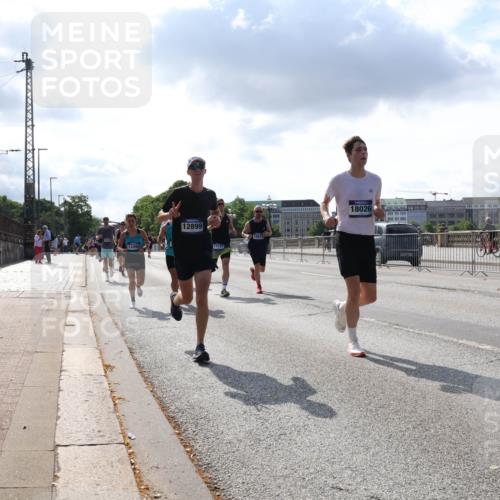 29.06.2025 - hella hamburg halbmarathon Lena Gebhardt http://msf.ph/oto/8295867 29.06.2025 09:46:43 Lombardsbrücke 13494, 12899, 17137, 18824, 18026, 1053, 1344, 1411, 1577, 1889, 2243, 3955, 4477, 4944, 5048, 5152, 5193, 5660, 6683, 7080, 7466, 7534, 7622, 7628, 7845, 7867, 7901, 8312, 8323, 8784, 8864, 8956, 10298, 10477, 10865, 10927, 10929, 11230, 11304, 11661, 11898, 12447, 12899, 12987, 13199, 13252, 13493, 13494, 13617, 13729, 13961, 14276, 14310, 14385, 15391, 15902, 16065, 16140, 16243, 16811, 16931, 16957, 17213 meine-sportfotos.de