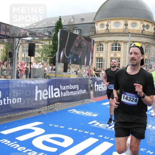 29.06.2025 - hella hamburg halbmarathon Michael Strokosch http://msf.ph/oto/8295888 29.06.2025 10:57:00 Ziel 1955, 2282, 2741, 2759, 4299, 5033, 5418, 6835, 7716, 8669, 11043, 11212, 11638, 14678, 15097, 16470, 16620, 19091 meine-sportfotos.de